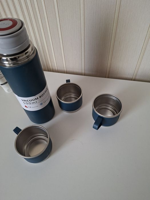 Термос 0,5л с тремя кружками