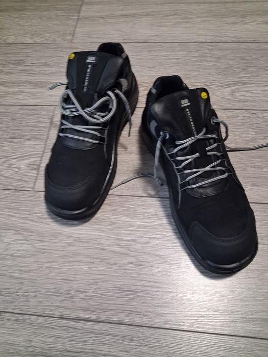 Vand bocanci de lucru negri