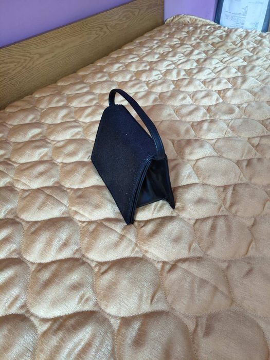 Официална дамска чантичка особено подходяща за абитуриентски балове.