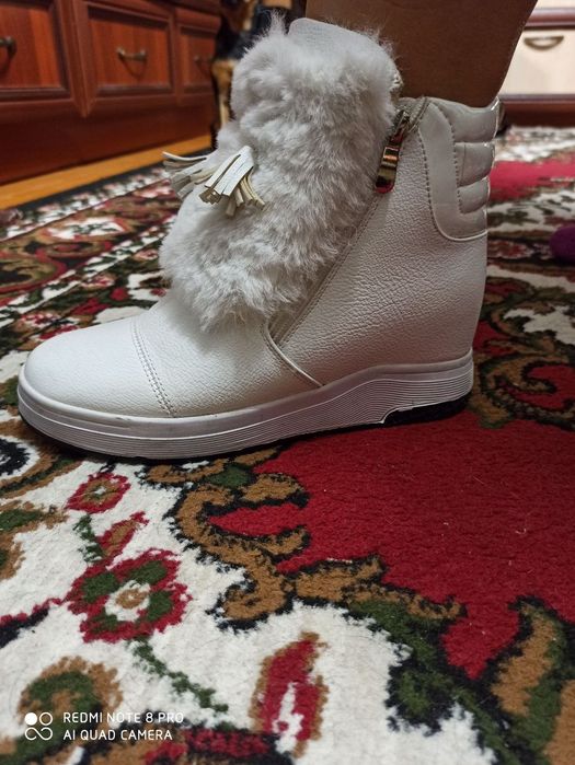 Ботинки теплые, женские.
