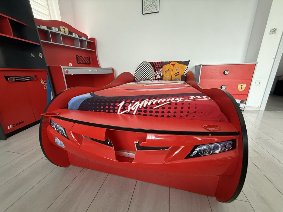 Mobilier copii tip mașină (Cars) + birou + comodă – stare foarte bună
