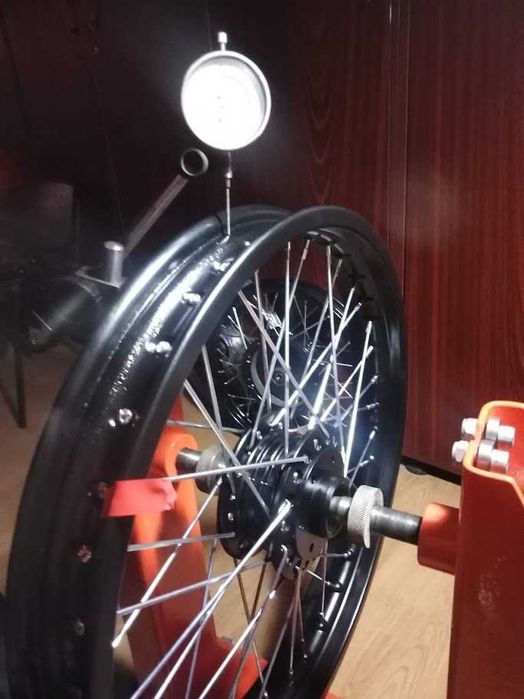 Centrare roți moto cu spite – stand profesional și precizie maximă