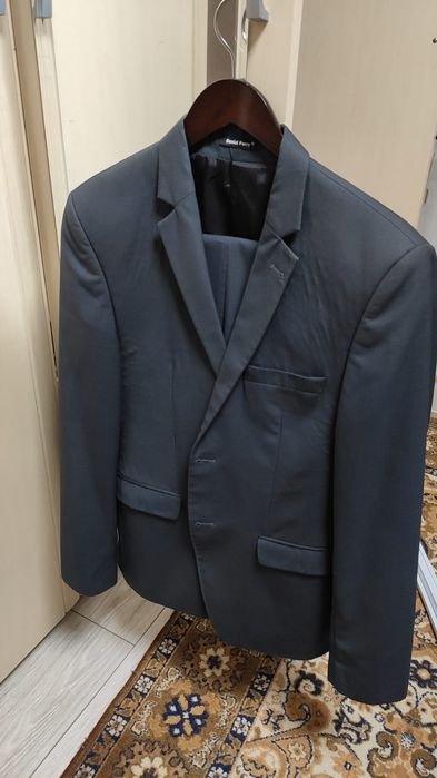 Продаю 2 мужских костюма