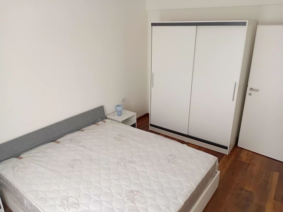 Închiriez apartament 3 camere(penthouse)