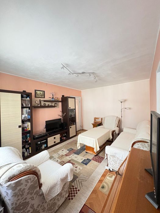 Vând apartament cu 3 camere, semidecomandat, zona Circumvalatiunii