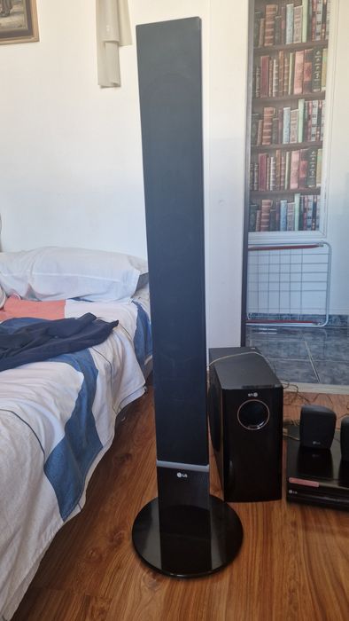 LG Sistem audio 5.1 echipat cu DVD player.