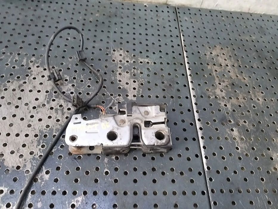 Broasca capota vw passat b6 3c 3c1823187