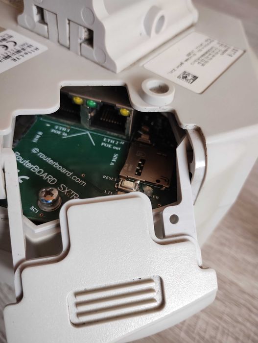 MikroTik RB SXTR&R11e-LTE Насочена антена 10 dBi 4G LTE + рутер