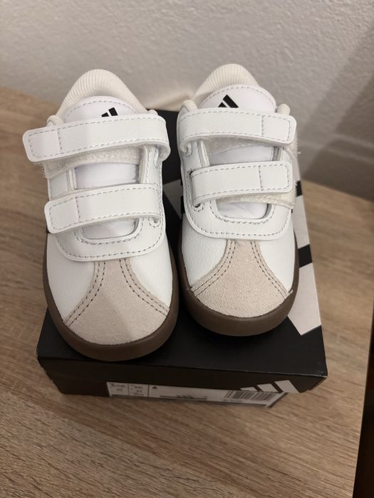 Vând Sneakers Adidas pentru copii, noi, mărimea 21.