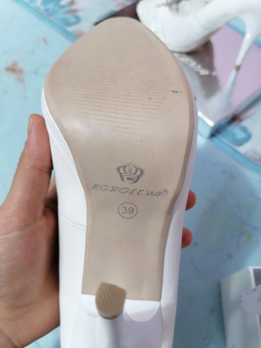 Белые свадебные туфли