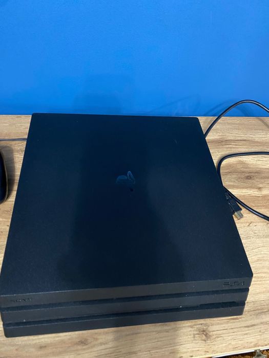PS4 Pro 1TB + 2 контролера + 10 игри – готов за игра