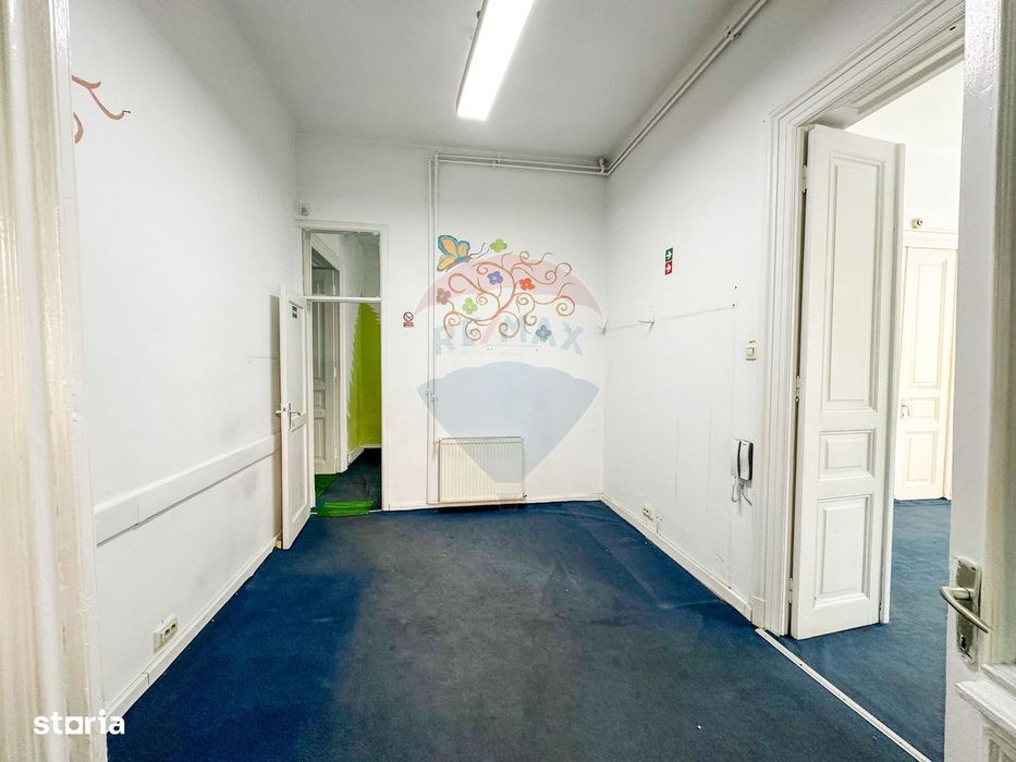 Spatiu comercial | doua cladiri, curte proprie | 300 mp |