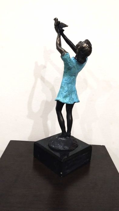 Много красива и нежна статуетка на момиче с птица.