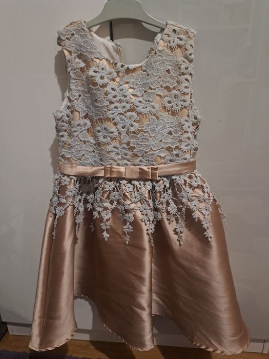 Рокля с дантела за повод