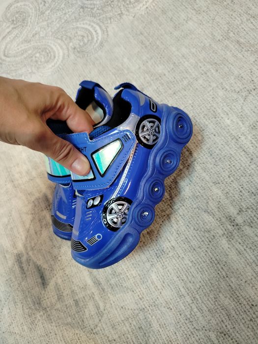 Маратонки за момче 25 и 32 номер