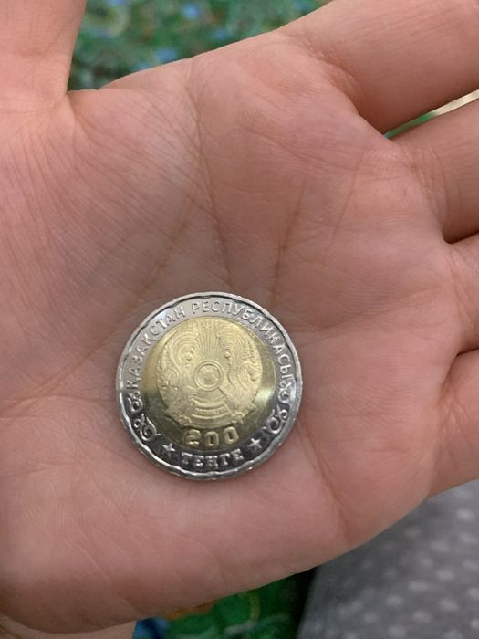 Монета 80 лет 200тг продам.