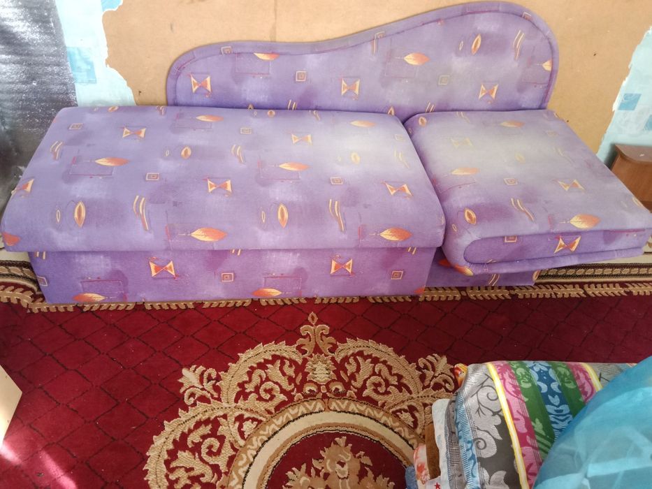 Продам компьютерный сто и диван