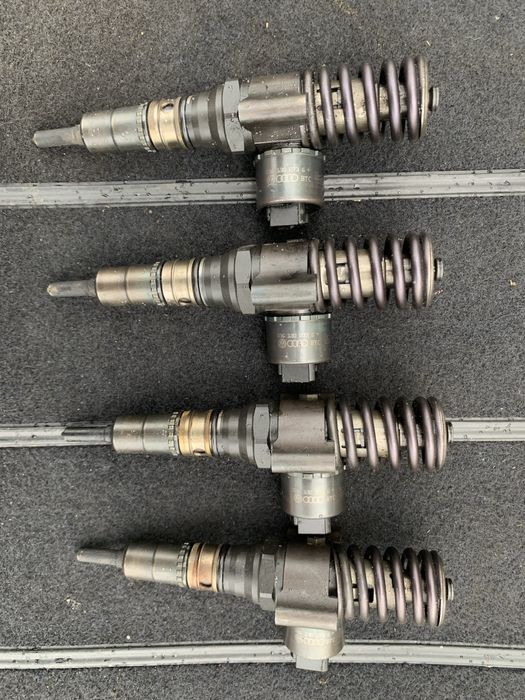 Injector Audi A4 B7 2.0 tdi 2004-2008 Passat B6 Touran 03G130073G+. BM
