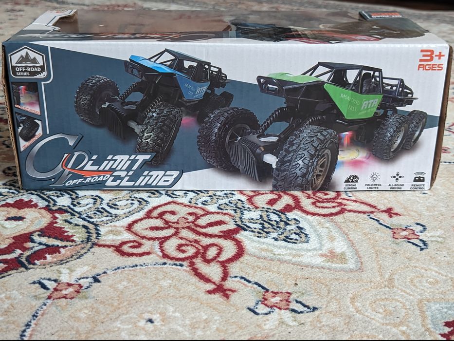 Машинка на радиоуправлении 6x6