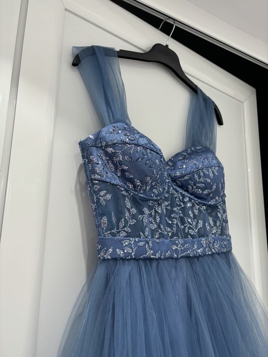 Синя тюлена рокля с бродерия