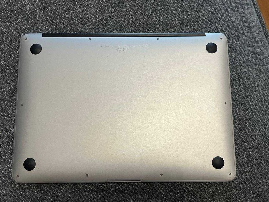 Продам MacBook Air 13" (2017), модель A1466 + чехол
