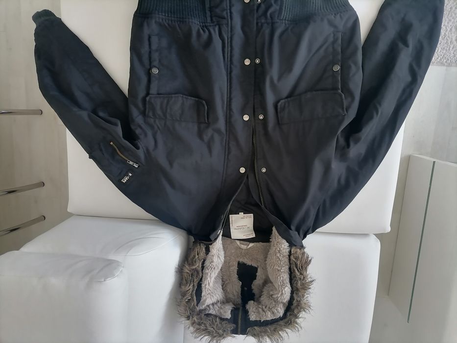 Vând geaca de iarna cu gluga, sport/fashion, noua, produs de calitate.