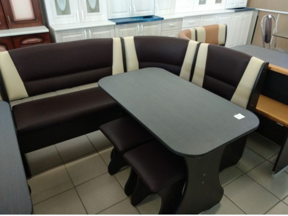 Новый кухонный уголок, стол, 2 табурета.