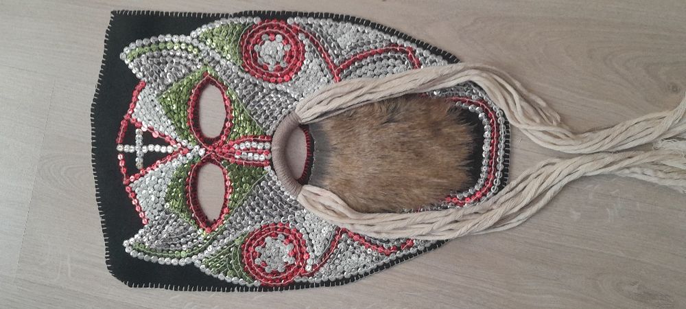 Кукерски маски с блестящи пайети