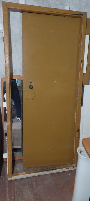Продам дверь в хорошем состоянии