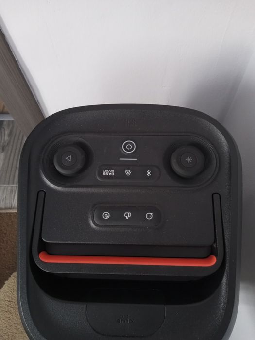 Vând boxa portabila JBL