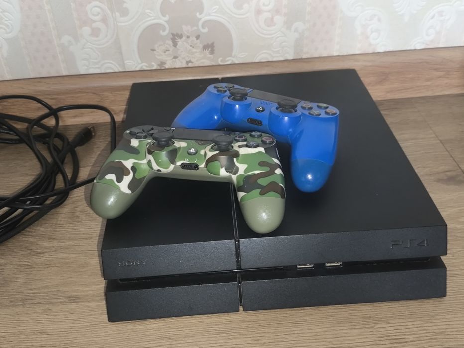 PlayStation 4 1TB 2Джостика + Аккаунт с играми