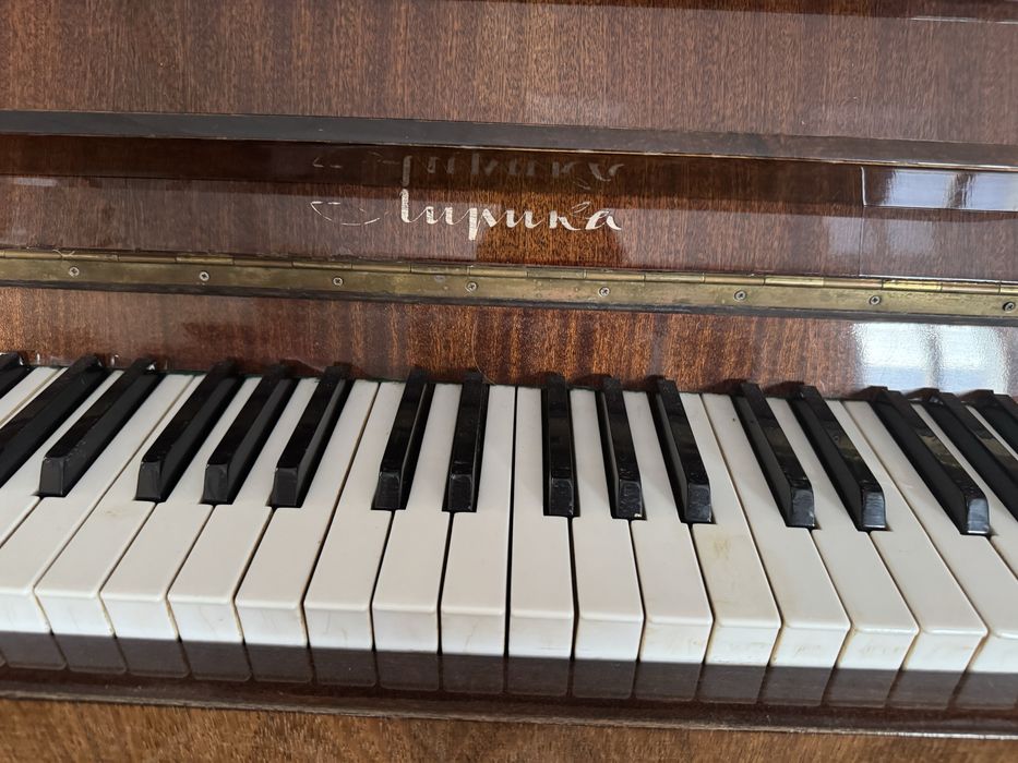 Пианино Лирика , настроенный , чуть сверху крышка выгорела