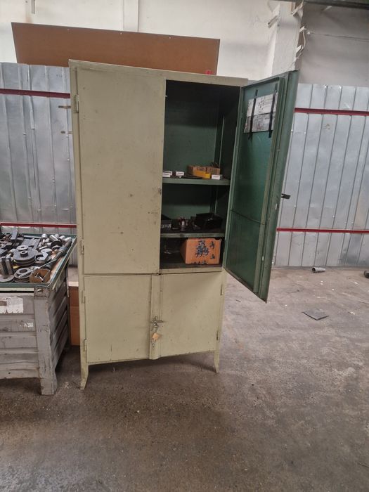Dulap din tablă cu polite reglabile și rafturi