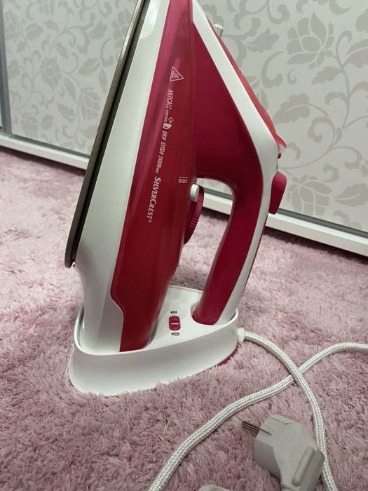 Fier calcat fara fir cu stație de încărcare la priza