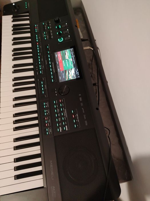 Vand/Schimb  cu Yamaha... Medeli Akx 10
