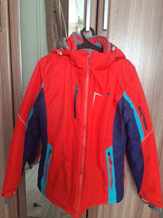 Куртка спортивная,в идеальном состоянии.