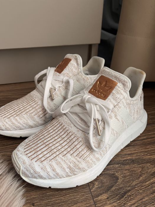 Маратонки Adidas бели със златно Swift Run