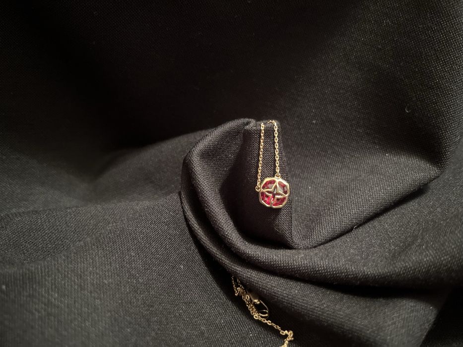 Колье золотое с камнем