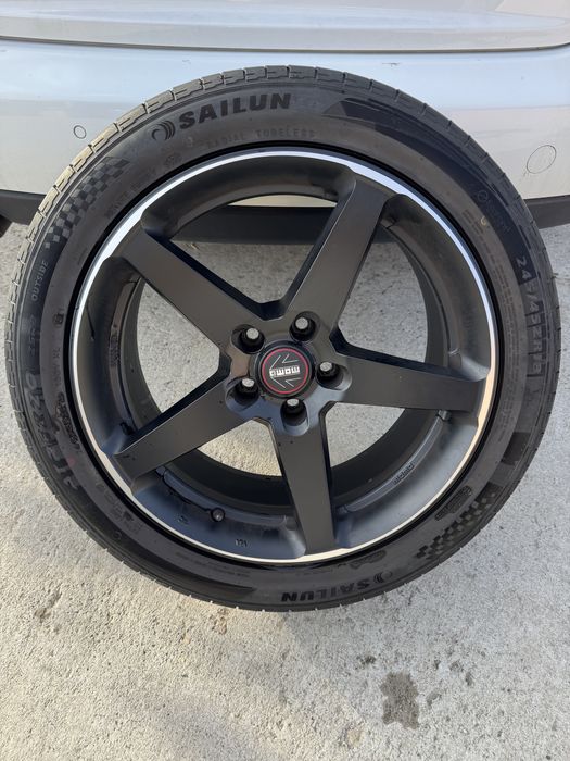 Roti / Jante Momo 5x112 R18 ET 25 concave 8J negre cauciucuri vara 245/45/18 DOT 5123