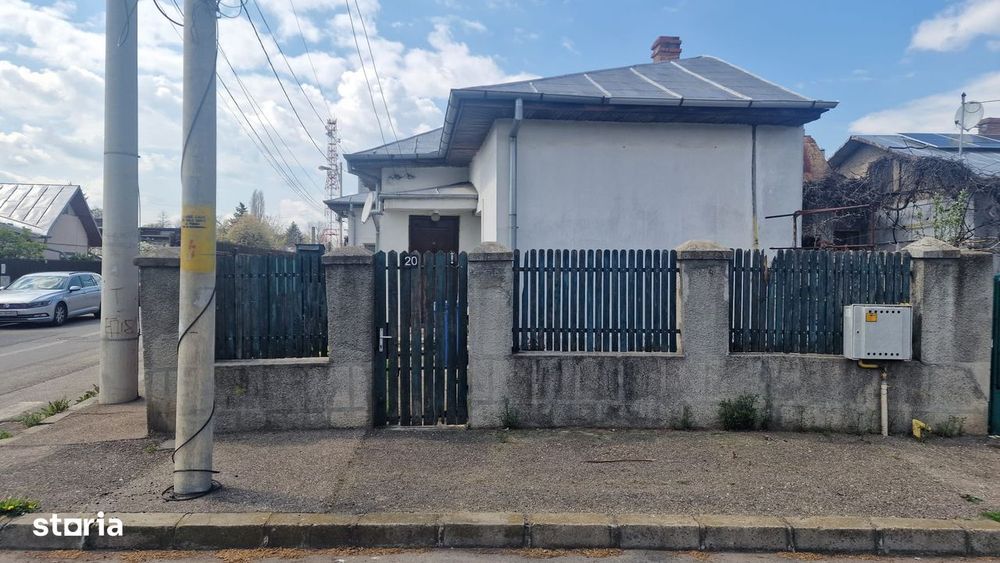 Casă rezidențială din cărămidă cu garaj, pivniță si curte privată