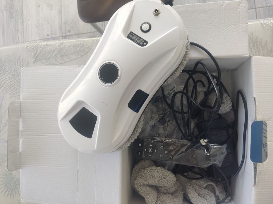 Robot inteligent de curatat geamuri