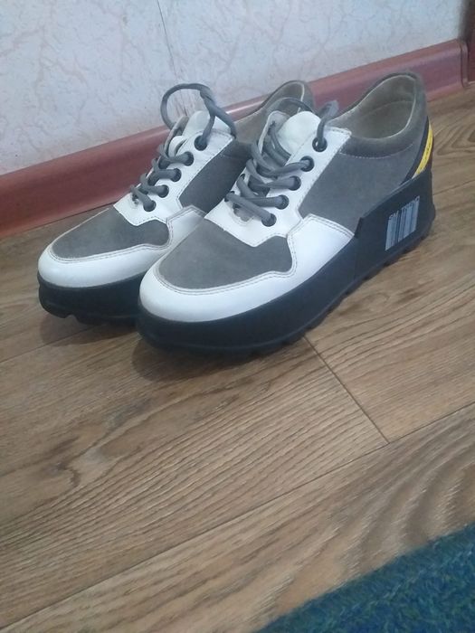 Аяқ киім сатылады. Обувь