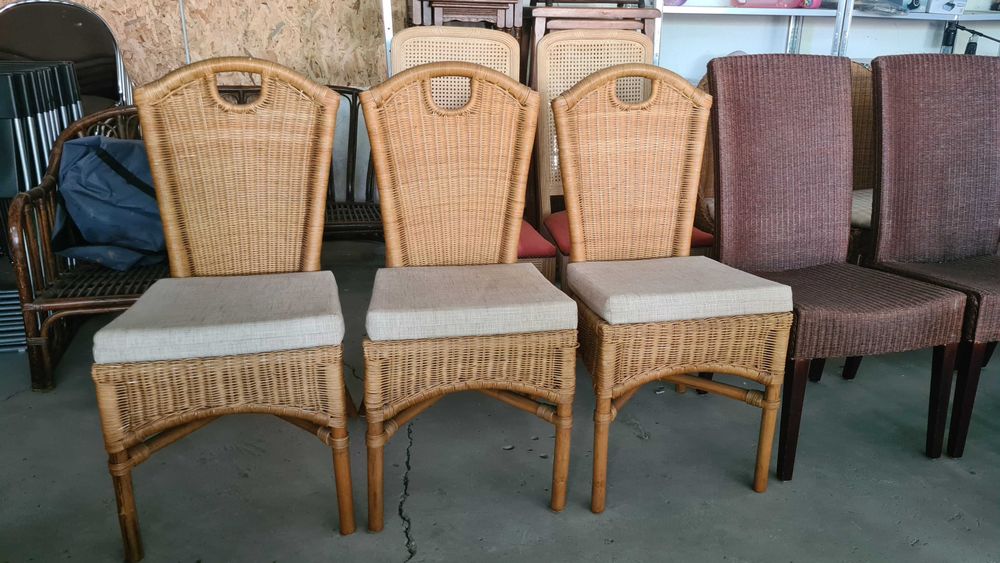 ратанов стол с възглавничка