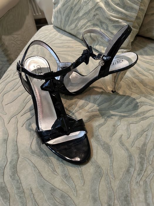 Елегантни сандали на Guess