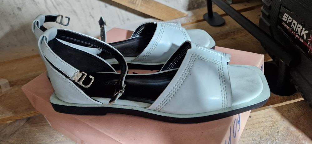 Сандалии голубого цвета