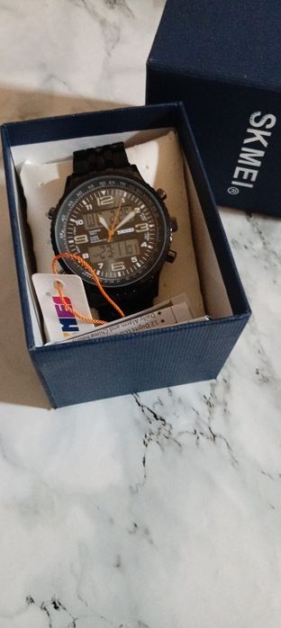 Часы модные наручные.