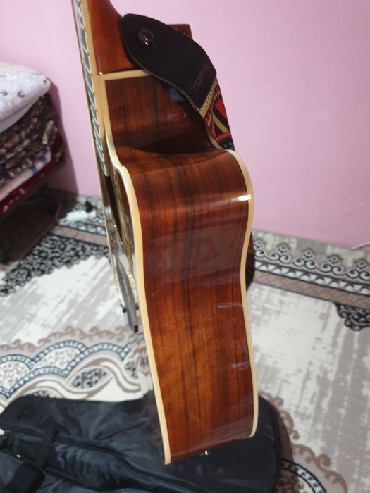 Классическая гитара . Xolati ideal 1 oy oshlatilgan rangi choko svet.