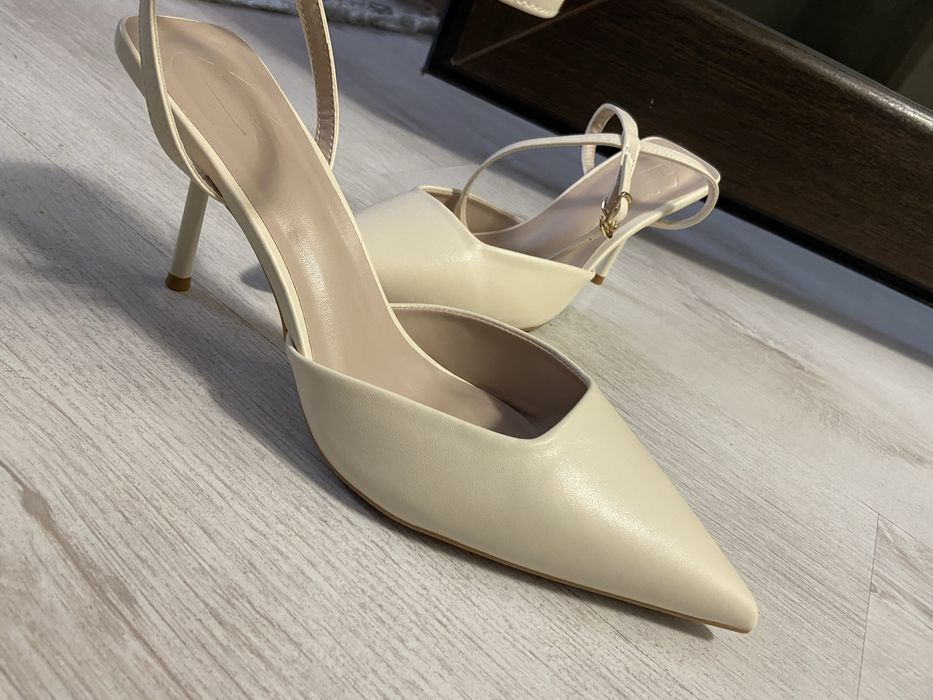 Чисто нови бежови официални обувки токове