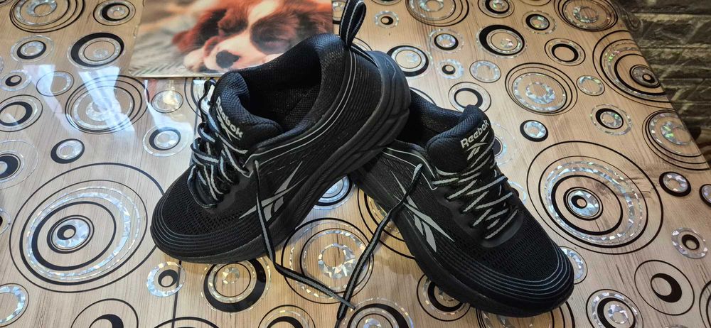 Маратонки Reeibok обувани са само един път.