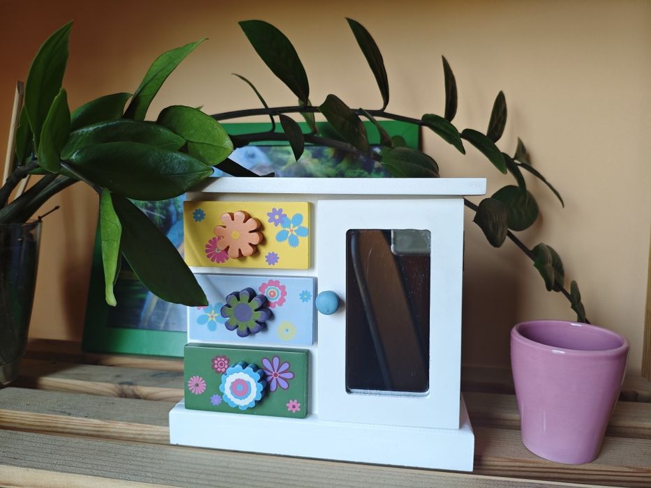 Декоративно шкафче с огледало и три чекмеджета + розова саксия